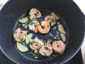 将虾仁炒至变红
