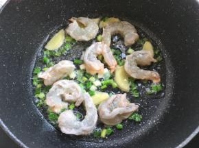 加入虾仁翻炒
