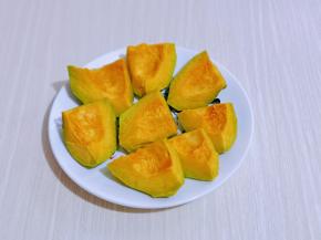 首先将南瓜去皮，洗干净，切小块，摆放盘中！