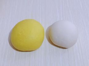 蒸好的南瓜取出，用手动打蛋器抽打至泥状，加入酵母粉，再分次加入面粉，揉成面团！
留60g白面，加入酵母粉，分次加入纯净水，搅成絮状，再揉成面团！