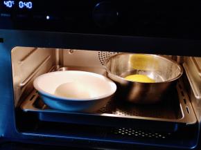 分别放入器具中，再放入蒸烤箱中启动恒温发酵功能，自动时间为40分钟，温度为40°，进行发酵。