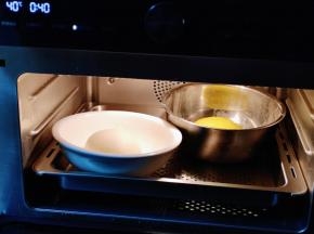 分别放入器具中，再放入蒸烤箱中启动恒温发酵功能，自动时间为40分钟，温度为40°，进行发酵。