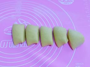 将南瓜面团分割成等份的小面团，揉圆！