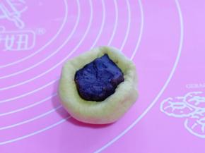 取一块面团，包上豆沙馅，如同包子的手法包起来！