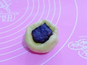 取一块面团，包上豆沙馅，如同包子的手法包起来！