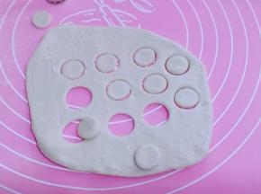 白面团擀薄，用圆形模具压出圆形，并一个圆形从中间切两半！（没有模具的话，也可以用小号裱花嘴）
