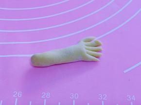 取一块南瓜面团，做出手的形状，再切出5根手指！如图