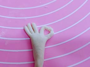 大拇指与食指搓长，做成OK的手势！