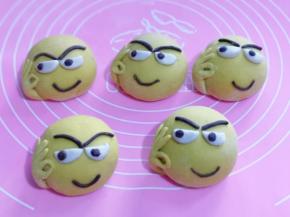 再贴上眉毛，嘴巴，将OK手势粘在适当位置！这样“一切OK表情豆沙包就做好了呦～