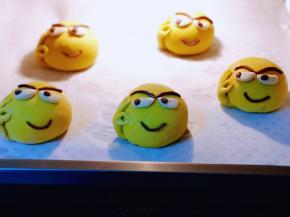 依次摆放在蒸烤盘上，垫上油纸，并间隔距离！进行二次发酵，恒温发酵功能，40度10分钟即可！