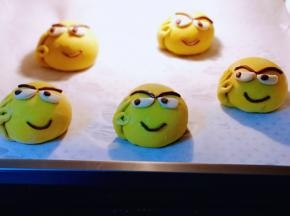 依次摆放在蒸烤盘上，垫上油纸，并间隔距离！进行二次发酵，恒温发酵功能，40度10分钟即可！