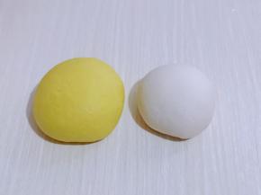 蒸好的南瓜取出，用手动打蛋器抽打至泥状，加入酵母粉，再分次加入面粉，揉成面团！ 留60g白面，加入酵母粉，分次加入纯净水，搅成絮状，再揉成面团！