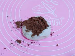 发酵好的白面团取出一少部分，加入可可粉，揉至光滑，使可可粉与面团完全结合在一起！