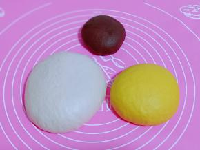 将南瓜面团分割成等份的小面团，揉圆！