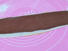 可可面团擀薄，叠加最上面！如图