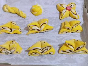 依次摆放在蒸烤盘上，垫上油纸，并间隔距离！进行二次发酵，恒温发酵功能，40度10分钟即可！二发好后选择“鲜嫩蒸功能”，100°蒸15分钟，时间到后不要急着将门打开，切记焖5分钟再打开门！