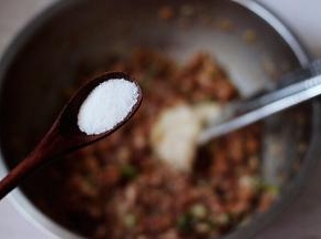 再加入适量的盐调味后。