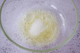 分三次加入白糖，打发至硬性发泡