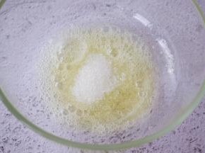 分三次加入白糖，打发至硬性发泡