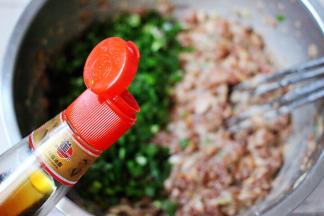 最后加入芝麻油增加口感的香味。