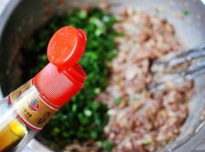 最后加入芝麻油增加口感的香味。