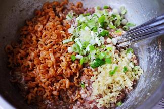 这个时候加入提前泡发好金钩海米，再加入提前切碎的葱姜末。