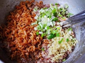 这个时候加入提前泡发好金钩海米，再加入提前切碎的葱姜末。