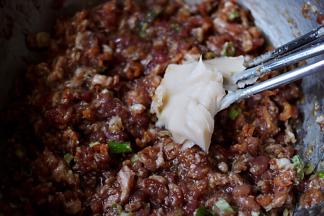 用筷子搅拌均匀后，加入猪油，猪油中还富含有脂溶性维生素A，较适用缺乏维生素A的人群和少年儿童。