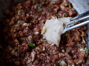 用筷子搅拌均匀后，加入猪油，猪油中还富含有脂溶性维生素A，较适用缺乏维生素A的人群和少年儿童。