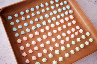 裱花袋装入裱花嘴，再把蛋白霜装入，烤盘铺上耐高温油纸，再挤入蛋白霜