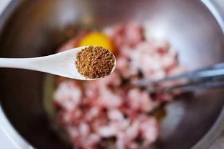 再放入花椒粉和味精调味后，顺时针方向搅拌上劲后。