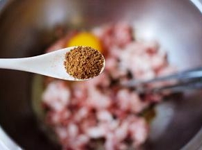 再放入花椒粉和味精调味后，顺时针方向搅拌上劲后。