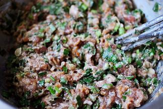 用筷子搅拌均匀后馅料就做好了。