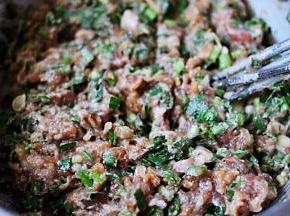 用筷子搅拌均匀后馅料就做好了。