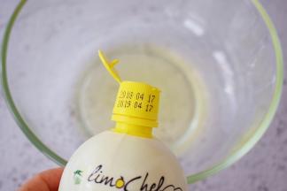 蛋清加入柠檬汁，用电动打蛋器打发至粗泡