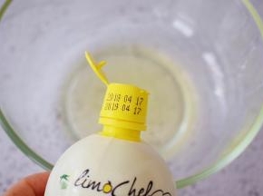 蛋清加入柠檬汁，用电动打蛋器打发至粗泡