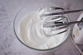 提起打蛋器时打蛋头有小尖角即可