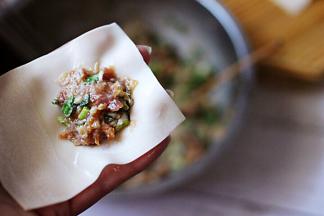 取一张馄饨皮、放入适量调制好的馅料。