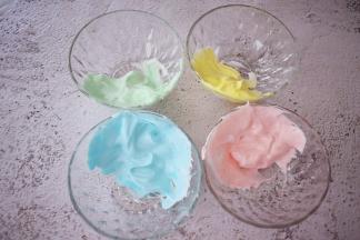 分成4份，分别加入2滴食用色素，翻拌均匀