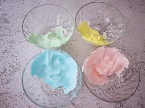 分成4份，分别加入2滴食用色素，翻拌均匀