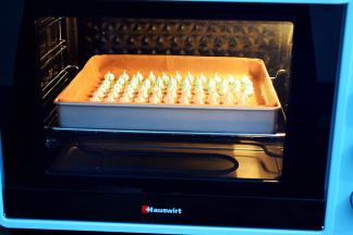 放入预热好的海氏烤箱，上下火70度，启动热风功能，中层2小时，或者上下火90度，启动热风功能，中下层1小时，这个请根据自家烤箱的脾气设置。烤好密封保存