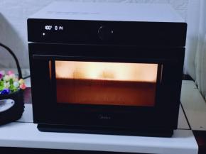 二发好后选择“鲜嫩蒸功能”，100°蒸15分钟，时间到后不要急着将门打开，切记焖5分钟再打开门！我用的是美的蒸烤箱型号是s5-l300e。