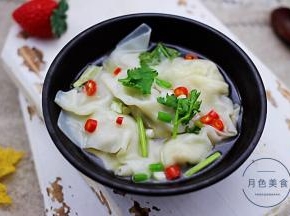 把煮熟的馄饨盛到碗里后，放入适量的香菜和葱花，喜欢辣的可以放入少许小米辣，不喜欢辣的可以忽略不计。