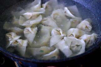 锅中倒入适量的清水大火烧开后，放入包好的馄饨，大火煮沸后点少许清水，反复3次，看见所有的馄饨漂浮在水面上即可关火。