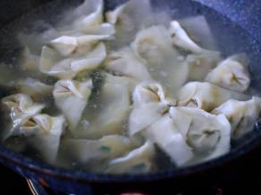 锅中倒入适量的清水大火烧开后，放入包好的馄饨，大火煮沸后点少许清水，反复3次，看见所有的馄饨漂浮在水面上即可关火。