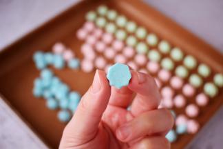 烤好底部是光滑好，如果底部不光滑，放回烤箱继续烤5-10分钟