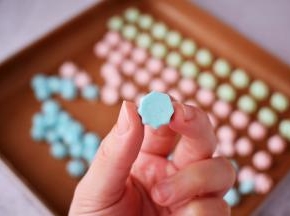 烤好底部是光滑好，如果底部不光滑，放回烤箱继续烤5-10分钟