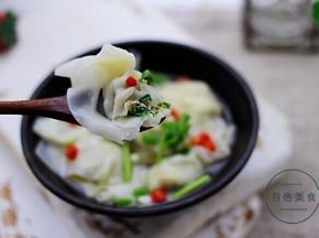 寒冷的冬天吃上一口热乎乎的馄饨，真的是超级爽歪歪。