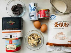 表面装饰的麦片，事先用朗姆酒+水泡软。酒与水的份量按自己口味把握