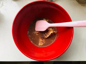 将牛奶煮沸，离火。将黑巧克力放到牛奶中，搅拌融化。加入黄油，搅拌至融化。